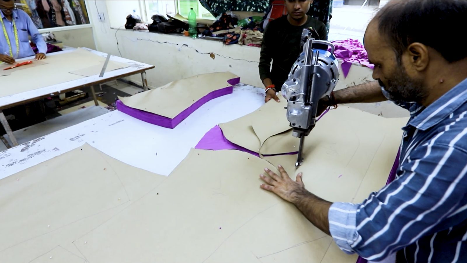 Straight-knife cutting on the cutting floor